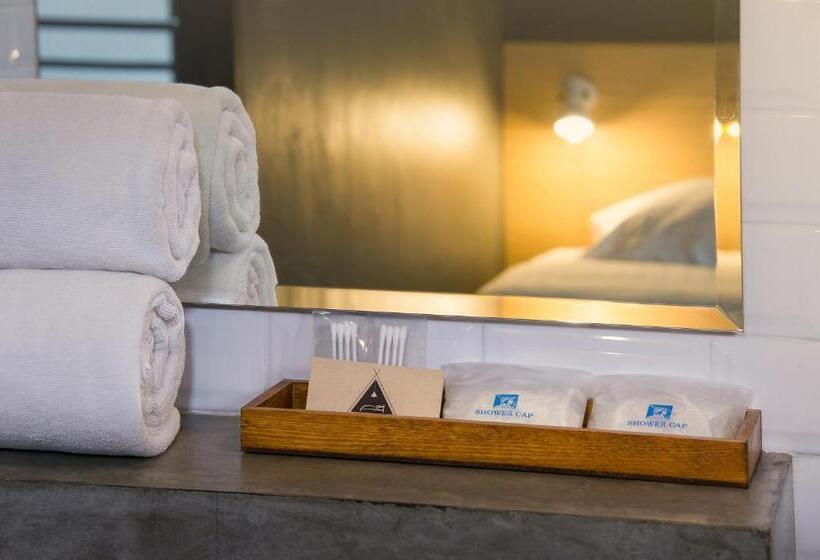 غرفة قياسية, Srisuksant Square