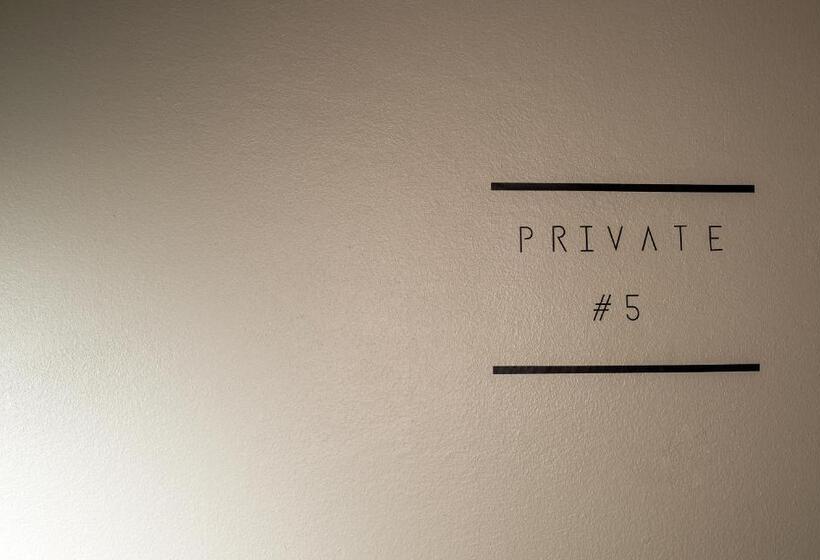 غرفة قياسية, Srisuksant Square