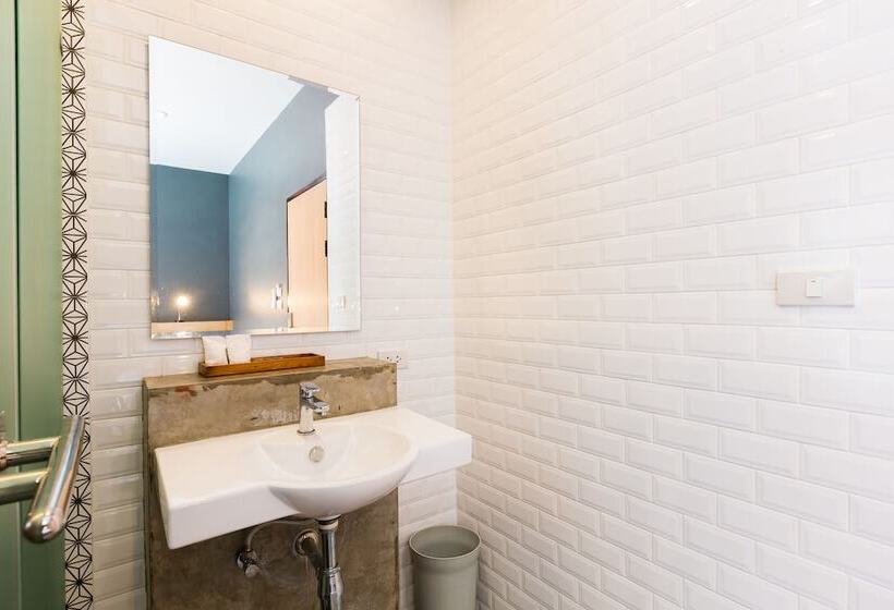 غرفة قياسية, Srisuksant Square