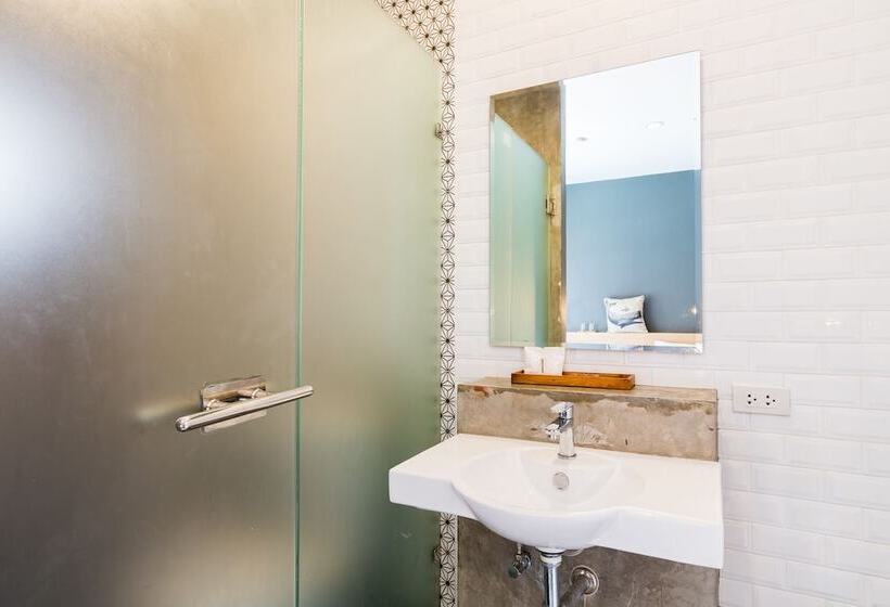 غرفة قياسية, Srisuksant Square