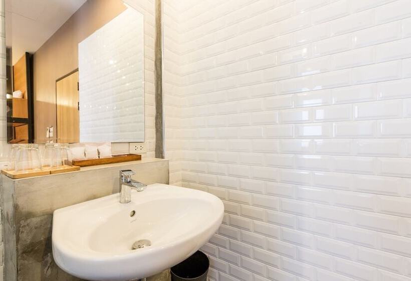 غرفة قياسية رباعية, Srisuksant Square