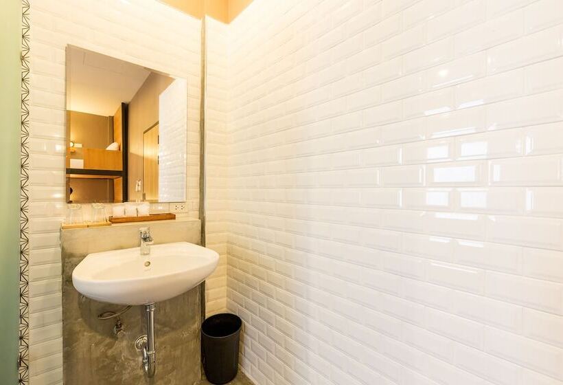 غرفة قياسية رباعية, Srisuksant Square