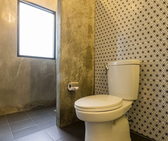 غرفة قياسية رباعية, Srisuksant Square