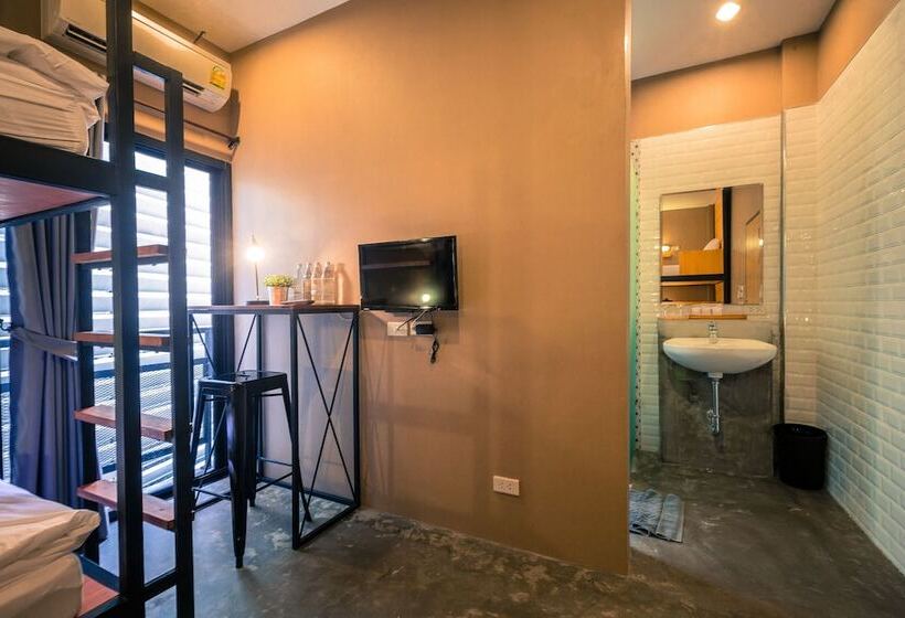 غرفة قياسية رباعية, Srisuksant Square