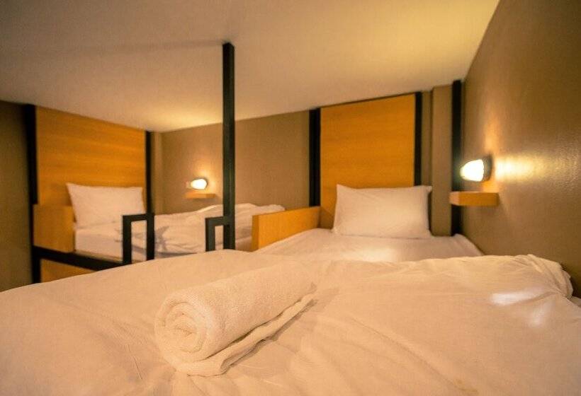 غرفة قياسية رباعية, Srisuksant Square