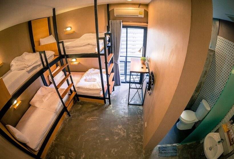 غرفة قياسية رباعية, Srisuksant Square