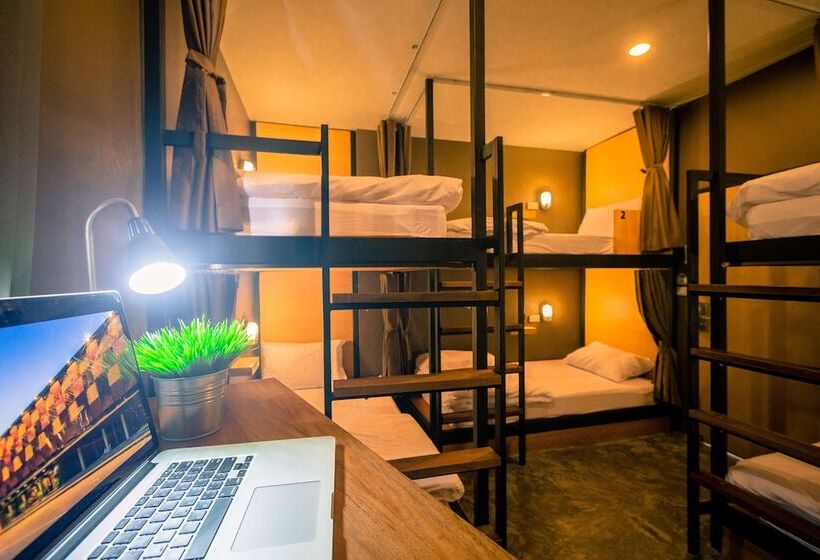 سرير فى غرفة مشتركه, Srisuksant Square