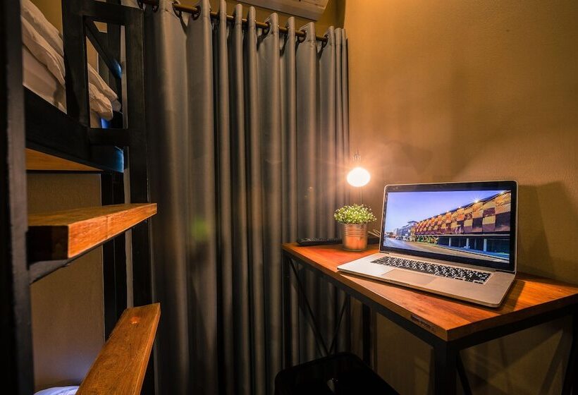 غرفة قياسية رباعية, Srisuksant Square