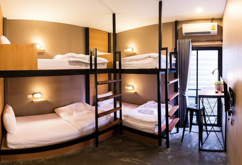 غرفة قياسية رباعية, Srisuksant Square