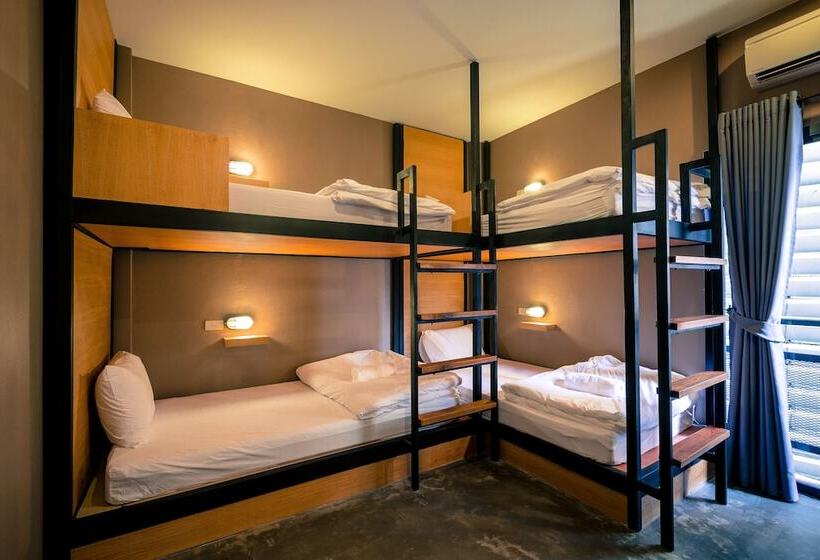 غرفة قياسية رباعية, Srisuksant Square