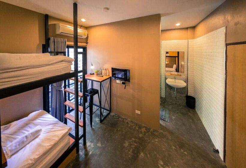 غرفة قياسية رباعية, Srisuksant Square