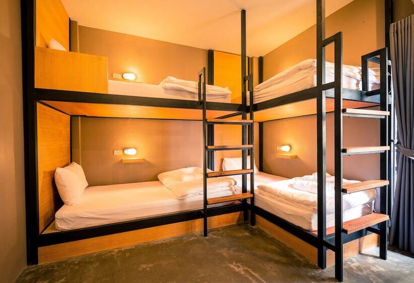 غرفة قياسية رباعية, Srisuksant Square