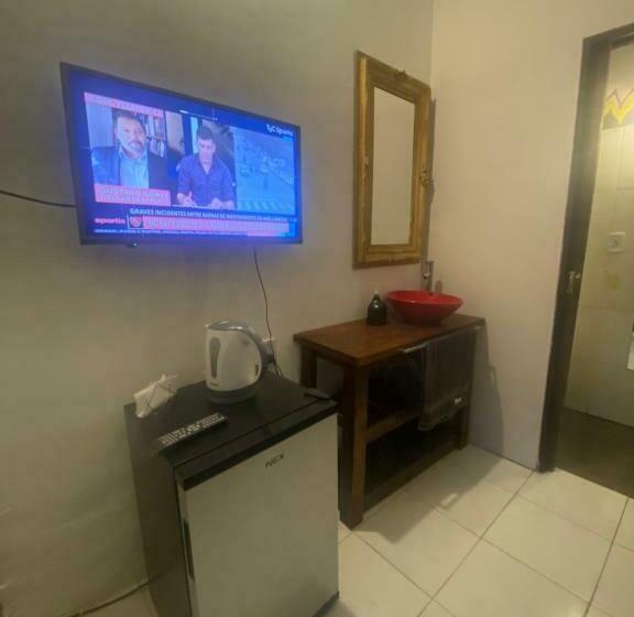 基本间, Bardot Hostel