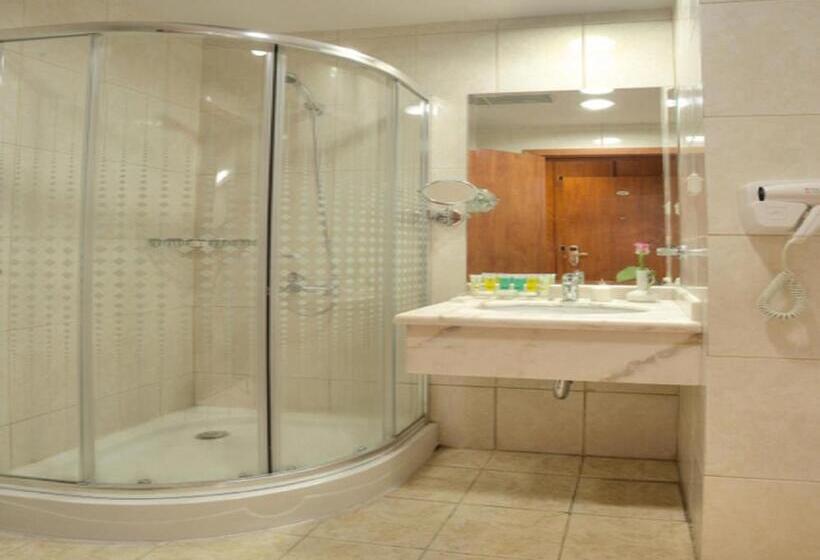 Habitació Triple Clàssica, Barakat Burhan