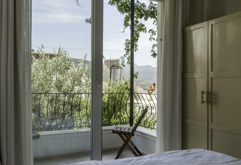 غرفة قياسية مطلّة علي الحديقة, Hideaway
