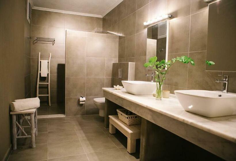 חדק דלוקס עם ג'קוזי, Karia Bel   Adult Only +12