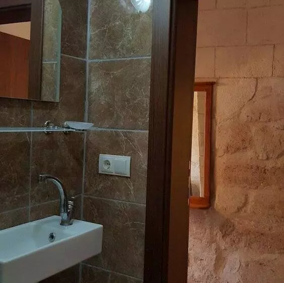 اتاق استاندارد, Whisper Cave House