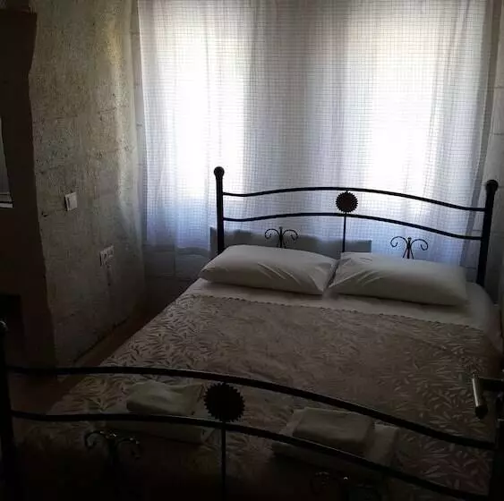اتاق استاندارد, Whisper Cave House