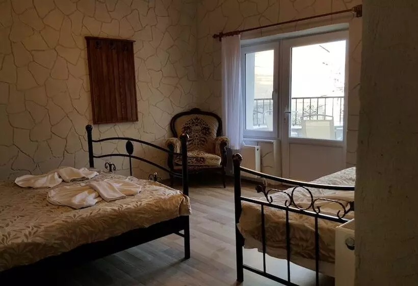 اتاق استاندارد سه تخته با بالکن, Whisper Cave House
