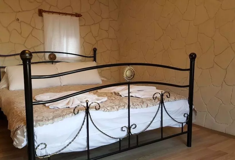 اتاق استاندارد سه تخته با بالکن, Whisper Cave House