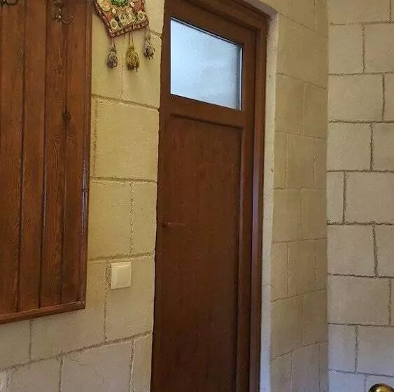 اتاق کلاسیک یک تخته, Whisper Cave House