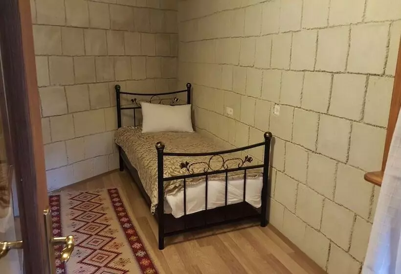 اتاق کلاسیک یک تخته, Whisper Cave House