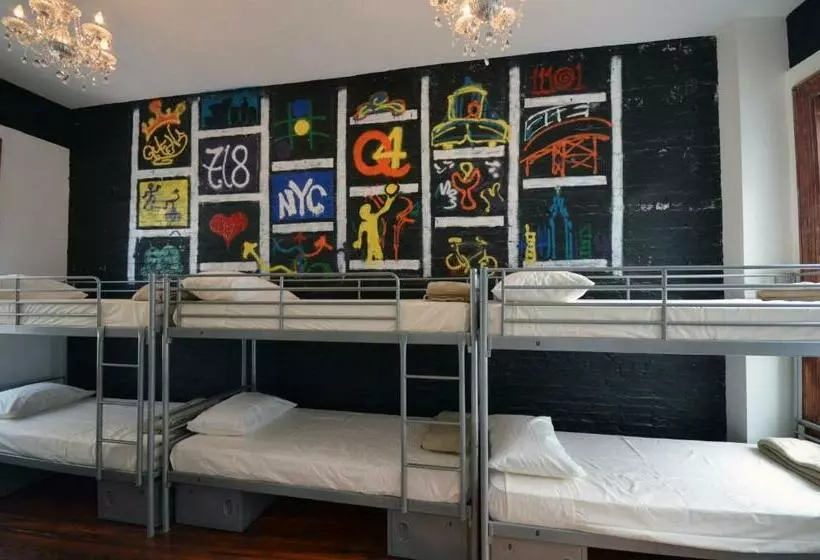 ルームシェアのワンベッド, Q4 Hotel & Hostel