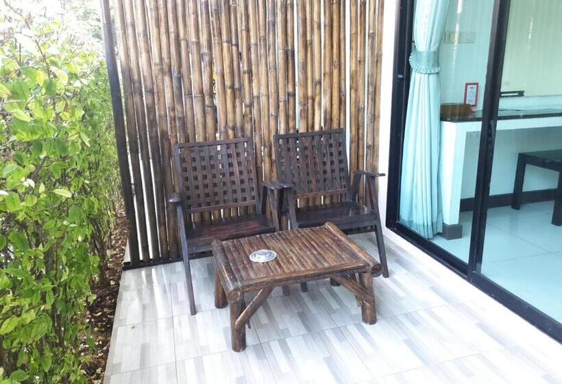 풀장 전망 디럭스 룸, The Nidhra Boutique Resort