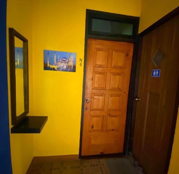 Pokój Czteroosobowy Standard, At Home Hostel, Pak Chong