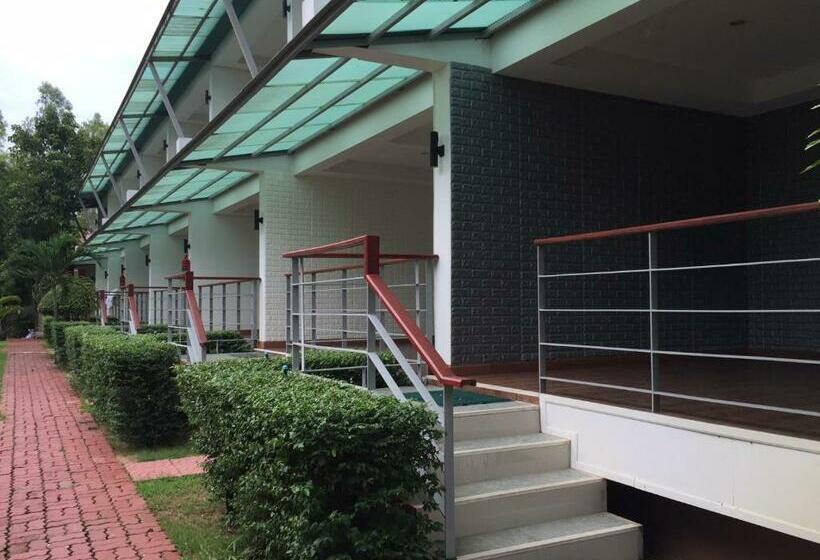 Camera Quadrupla Standard, Baan Suan Khun Ta And Golf Resort