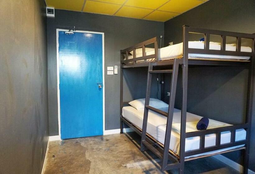 سرير فى غرفة مشتركه, B&b House & Hostel