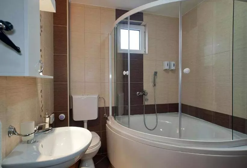 اتاق استاندارد سه نفره, Garni Hotel Lama