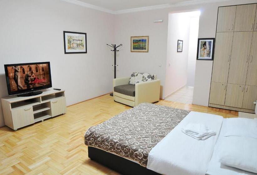 سوییت خانوادگی, Garni Hotel Lotos