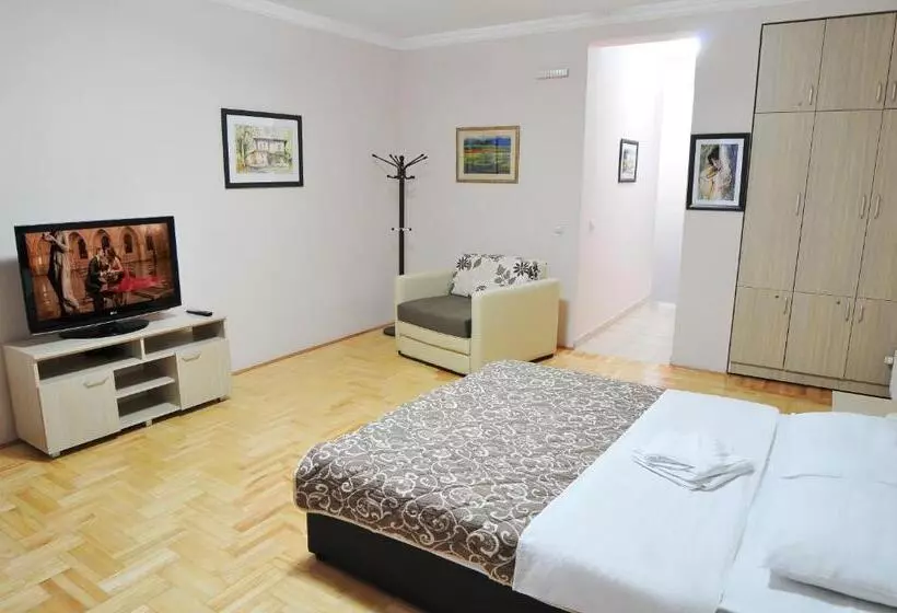 سوییت خانوادگی, Garni Hotel Lotos