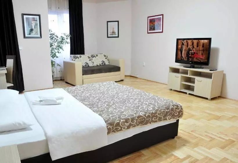 سوییت خانوادگی, Garni Hotel Lotos