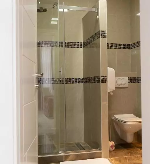 اتاق لوکس چهار تخته, Garni Hotel Lotos