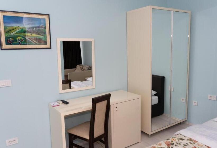 استودیوی لوکس, Garni Hotel Lotos