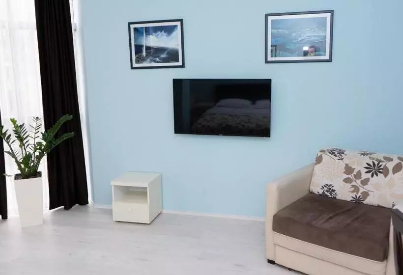 استودیوی لوکس, Garni Hotel Lotos