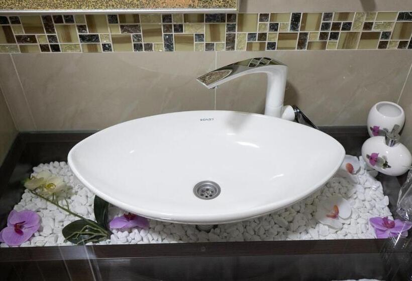 استودیوی لوکس, Garni Hotel Lotos