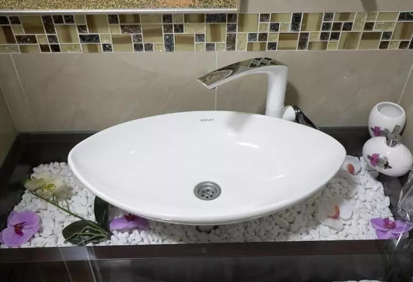 استودیوی لوکس, Garni Hotel Lotos