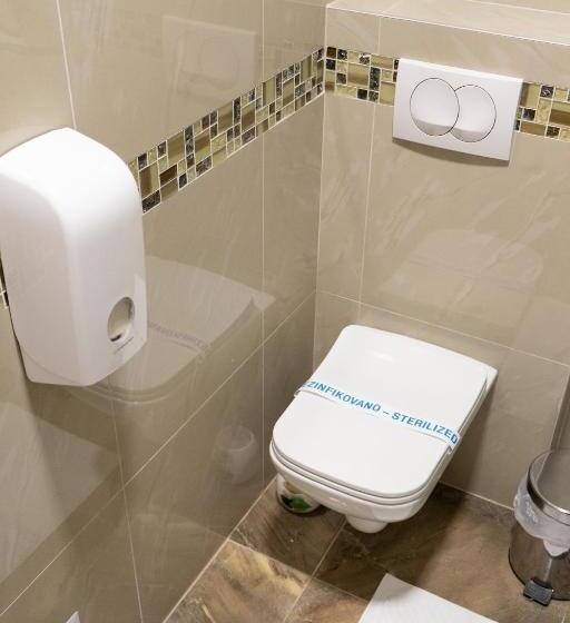 استودیوی لوکس, Garni Hotel Lotos