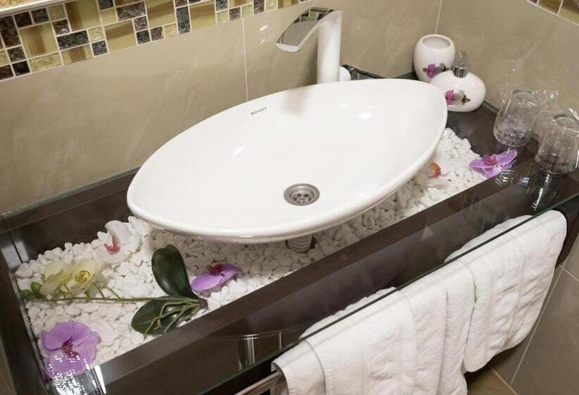 استودیوی لوکس, Garni Hotel Lotos