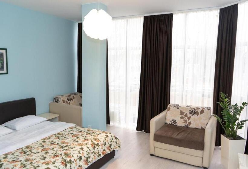 استودیوی لوکس, Garni Hotel Lotos