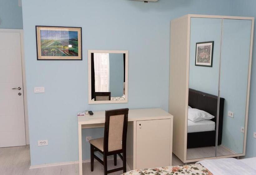 استودیوی لوکس, Garni Hotel Lotos