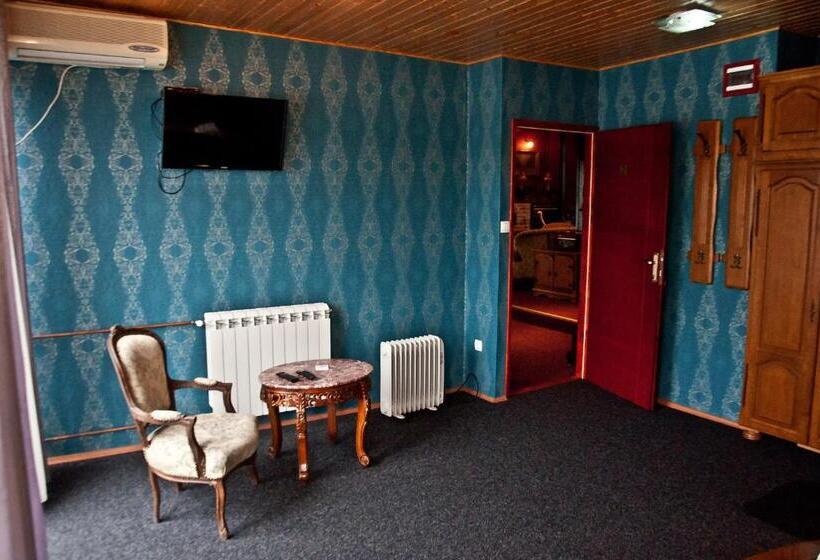 اتاق لوکس, Hostel Otard