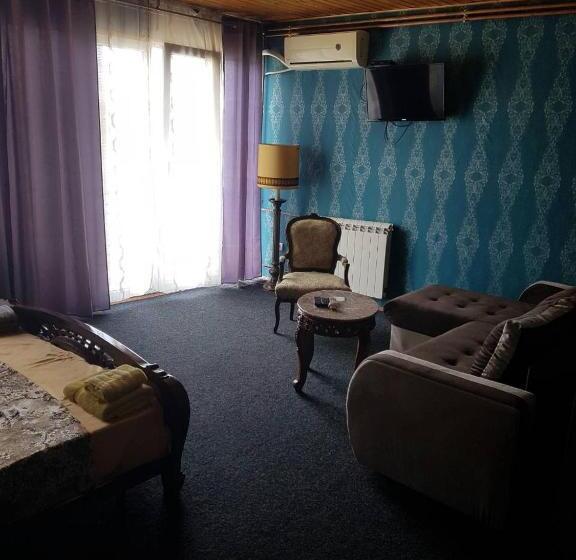 اتاق سه نفره دلوکس با چشم‌انداز دریا, Hostel Otard