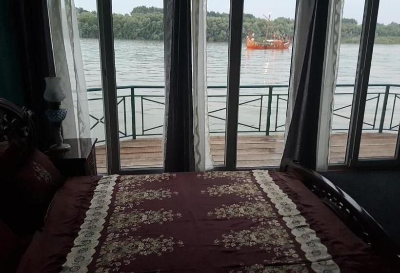 اتاق سه نفره دلوکس با چشم‌انداز دریا, Hostel Otard