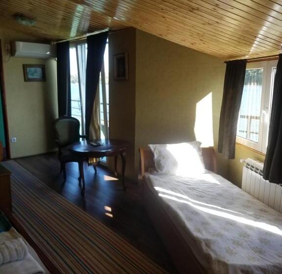 اتاق لوکس سه تخته, Hostel Otard