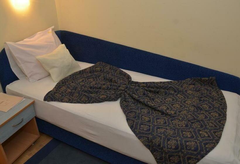 اتاق استاندارد یک نفره, Dragović Smederevo