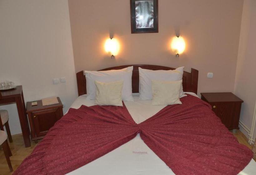 اتاق سوپریور با بالکن, Dragović Smederevo